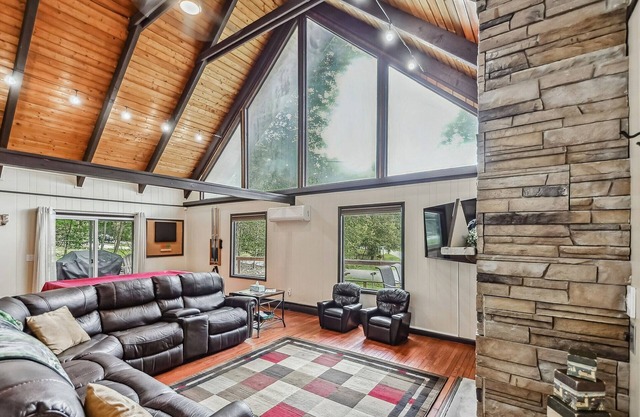 Poconos Chalet Newly Renovated, Great Location 4 Bedroom Home by RedAwning