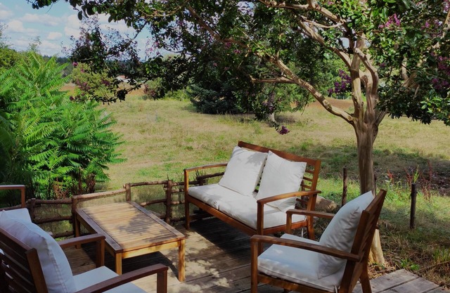 Pondside healthy lodging in lively Piégut-Pluviers