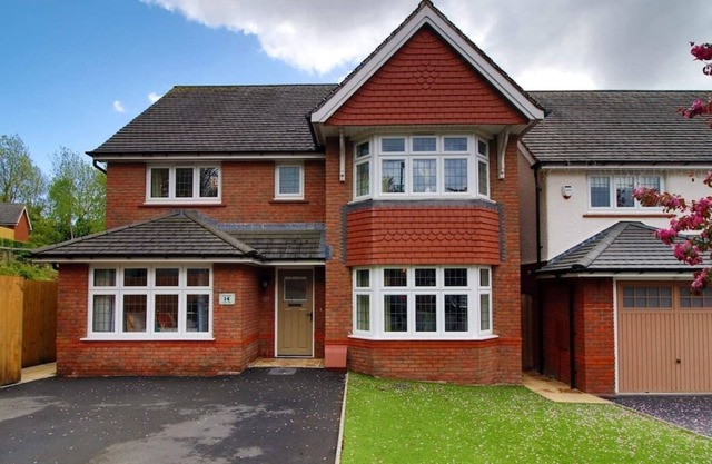 Pontypool House by Mia Living (5 bedrooms, garden and parking)
