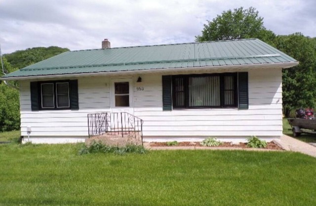Pool 9 Guest House on Main Street, De Soto. We welcome fishermen!