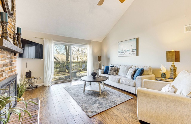 Pool Access & Private Fire Pit: Kansas City Gem!