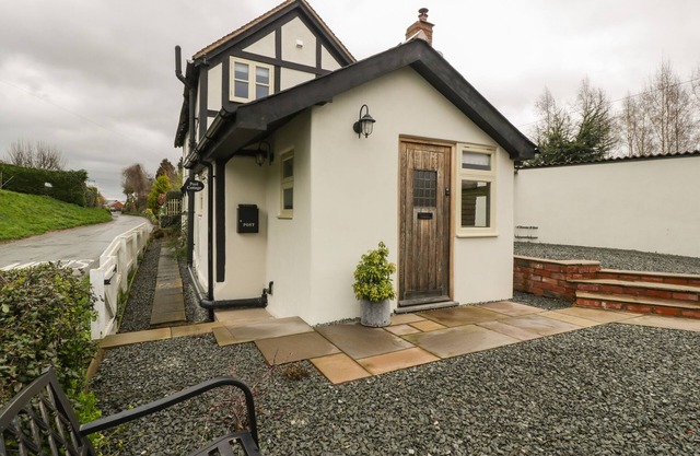 POOL COTTAGE, pet friendly, character holiday cottage in Eardisley