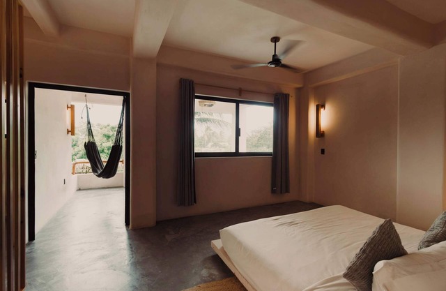 Pool Garden View Loft| King Bed | 2 Baths | WiFi