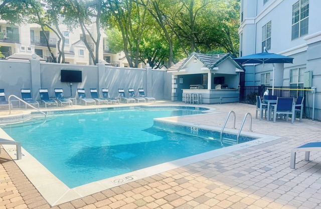 Pool, Grills, Hammocks, Ping Pong, Free Trolley to Downtown Dallas