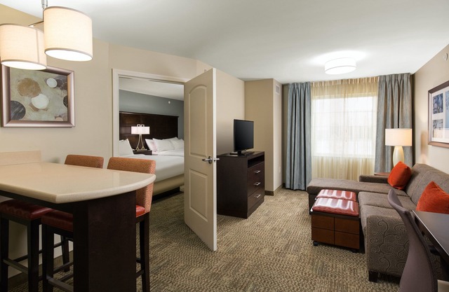 Pool, Gym, Business Center Access. Free Breakfast Buffet Every Day!