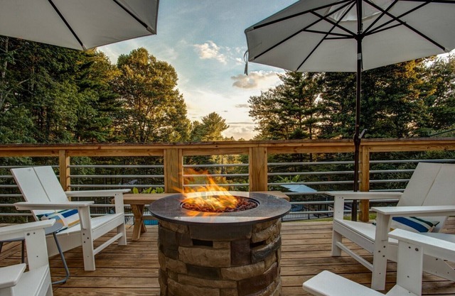 Pool Haus - SPECTACULAR property, Hot Tub, Private Pool; Asheville Destination!