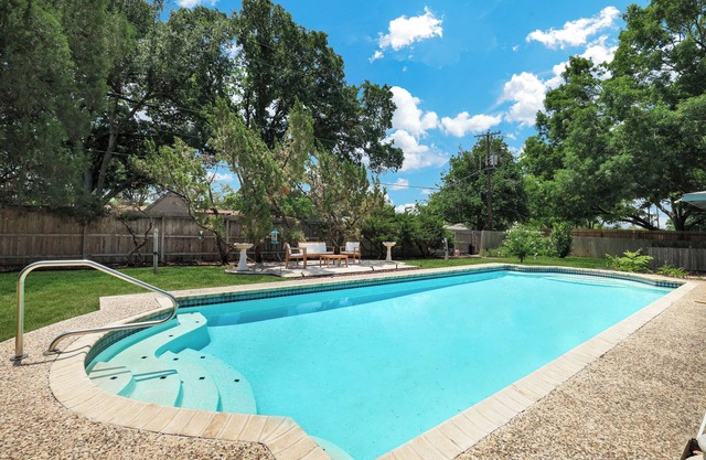 Pool Home Nr DT + River Walk + Alamo | WiFi Yard