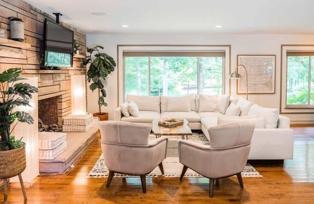 POOL HOME on 1 acre! Perf for groups & families!