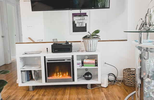 Pool + hot tub +Fire place + Deck fenced backyard 7 min from Penn state