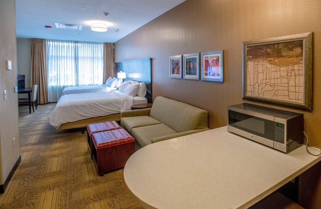 Pool & Hot Tub. Free Breakfast. Studio in Downtown Denver!