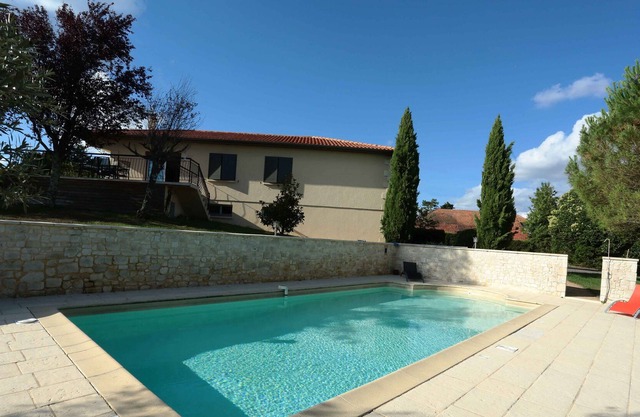 Pool house with up to 8 people located 4 km from the center of Auch.