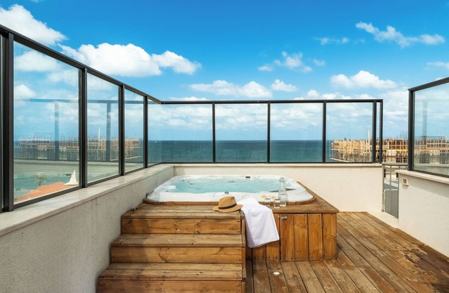 Pool & Jacuzzi Penthouse by Sea N' Rent