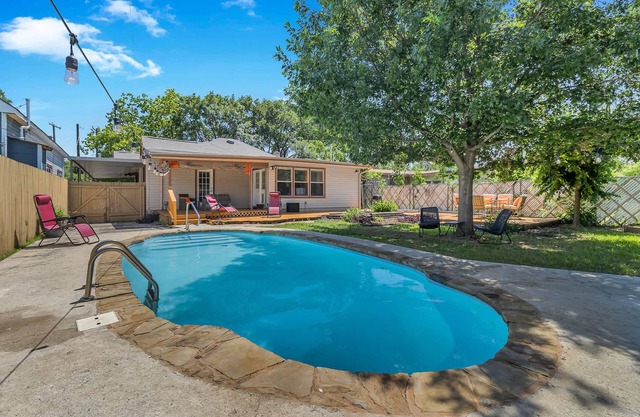 Pool! Mins to Downtown & Alamo - Huisache Retreat