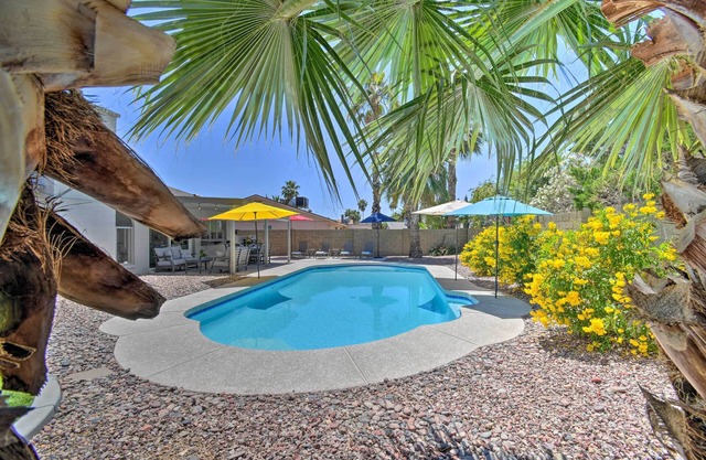 Pool & Putting Green: Modern Scottsdale Getaway