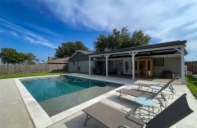 Pool Spa 3-bedroom house with WiFi and AC in Benbrook