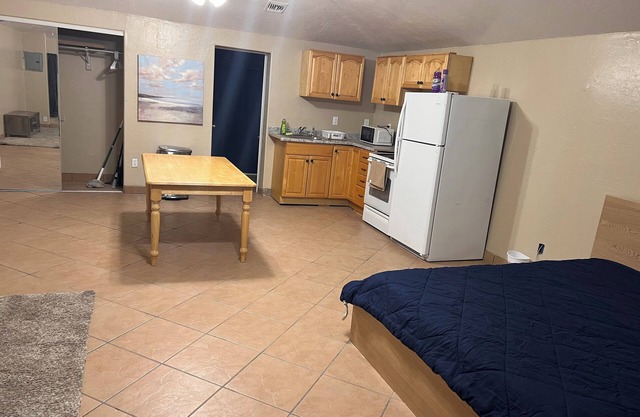 Pool studio #2 with WiFi & AC in Downtown Phoenix
