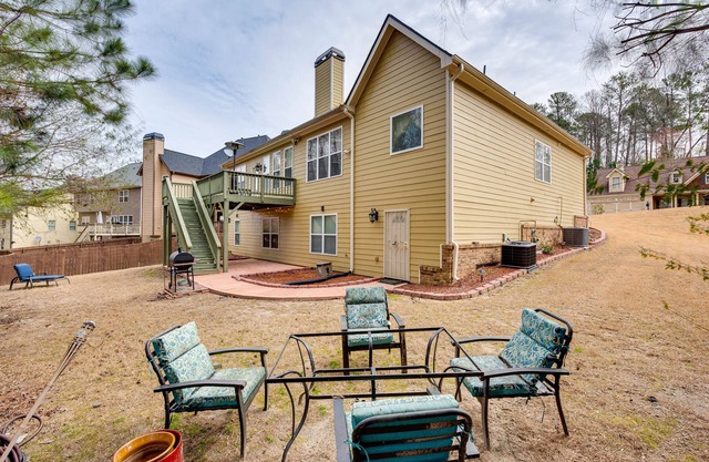 Pool Table & Patio: Cozy Lawrenceville Apt