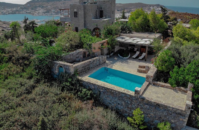 Pool Villa for 10 people next to the beach and the city center
