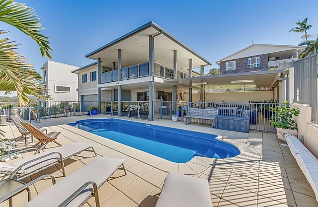 POOL WITH SEAVIEWS AND ENDLESS ENTERTAINING