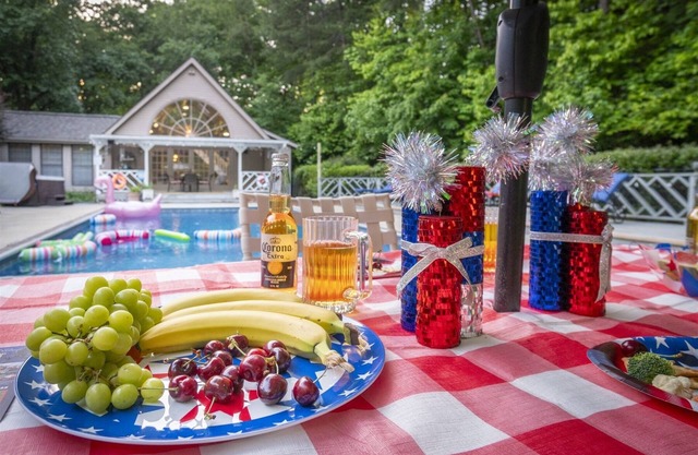 Poolside Escape - Luxurious Home w/Private Pool/Hot Tub & Game Room in Downtown