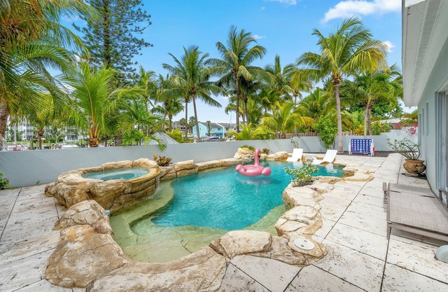 Poolside Paradise Fire pit, Dock, 8 Min to Ocean