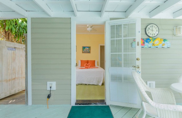 Poolside Queen Room Steps from Duval!