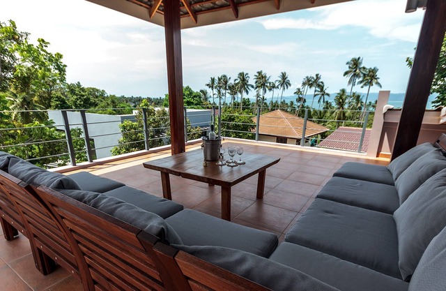 Poolvilla with roof terrace and sea view