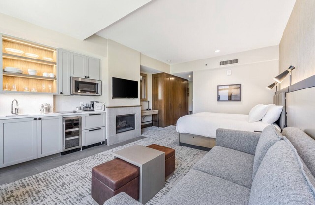 Pop Art Villa Riverfront | Studio