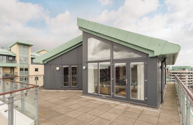 Portland Gardens [403] is a Modern 3 bedroom penthouse apartment in vibrant Leith