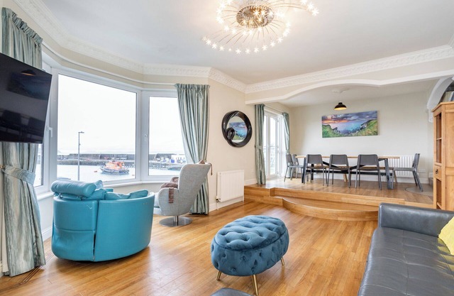 Portrush Harbour (Kerr St) townhouse. Sleeps 19.