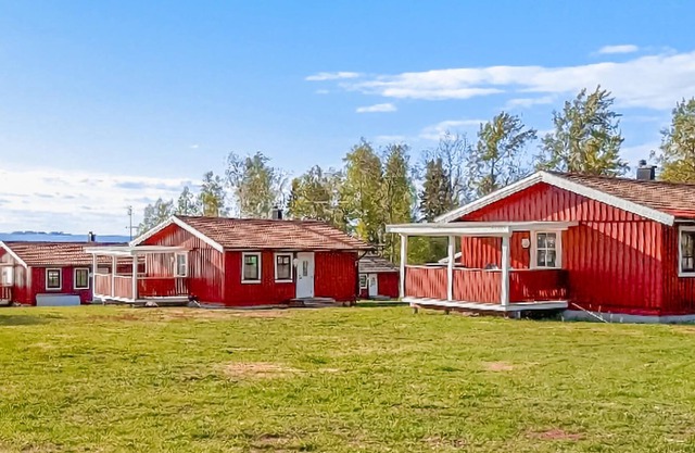 Practical cottage right on the shore of Lake Vänern.