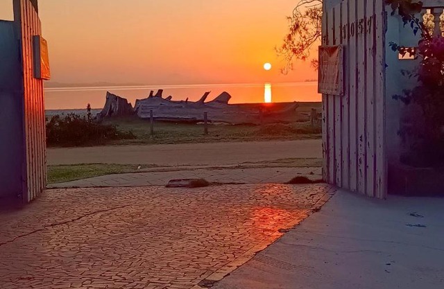 Praia Seca, 10 pessoas, em frente à lagoa do Tomé