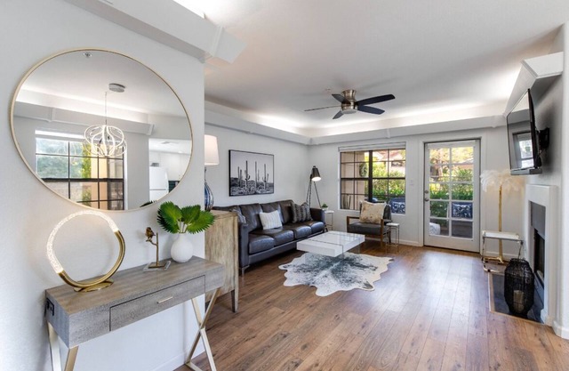 Premier location in Scottsdale close to Old town & Open- HEATED pool & jacuzzi😎