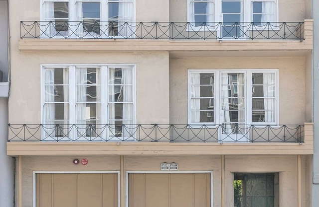 Premier Pacific Heights Neighborhood - 2 level garden apartment