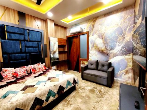 Premium Homestay Near Banke Bihari Ji with Power Backup - Free WiFi - Washing Machine etc