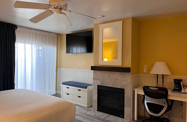 Premium King Fireplace Room Walking Distance from the Beach!