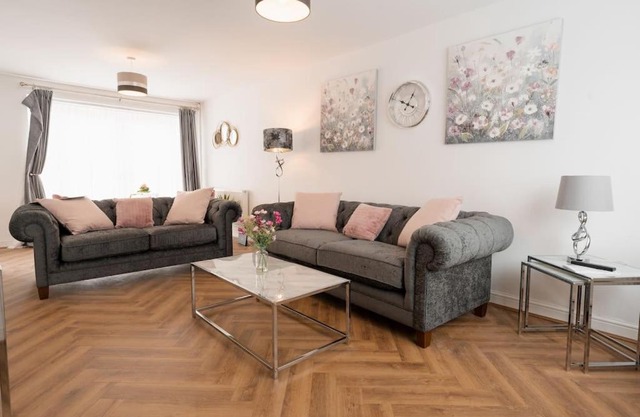 Prenton House, 3BR Close to Liverpool