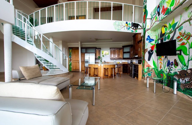 PRESIDENTIAL PENTHOUSE SUITE! LAKE ARENAL VIEWS!