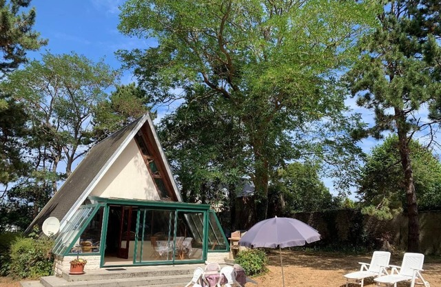 Pretty atypical chalet by the sea with a 2500 m² garden