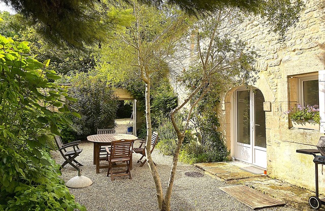 Pretty, bucolic 95 m2 house in magnificent landscaped grounds. Private courtyard. Swimming pool.