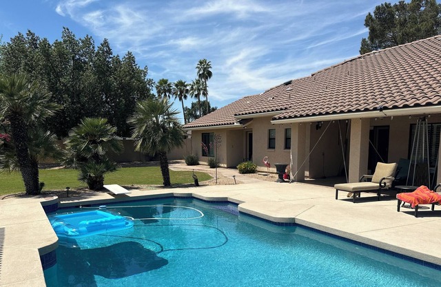Pretty casita in quiet suburb