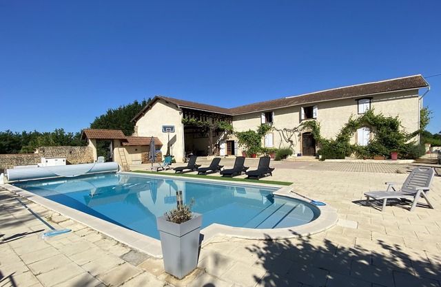 Pretty family house with swimming pool and view of the mountains