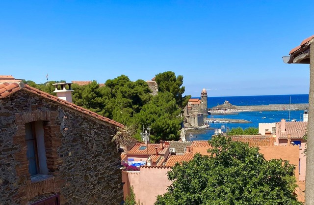 Pretty Fisherman's cottage 2 minutes from the beach! Sea/city view! Picturesque street! Patio