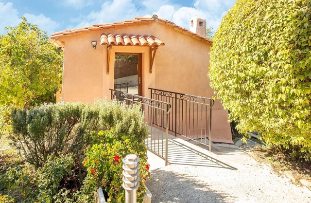 Pretty Holiday Home in Berre-les-Alpes with Garden