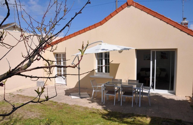 Pretty seaside house with terrace and south-facing garden. Rated 3*