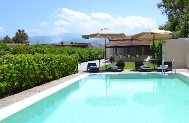 Pretty villa with swimming pool very close to the sea