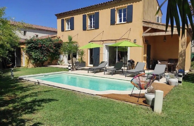 Pretty villa with pool in Provencal village