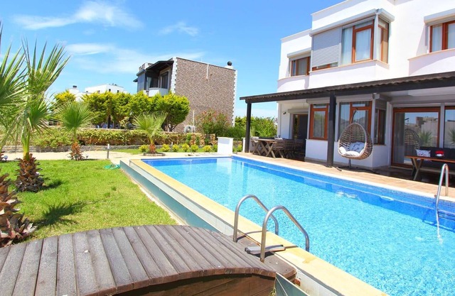 PRİVATE POOL VİLLA İN QUİTE LOCATİON...just 1,5km far to beach