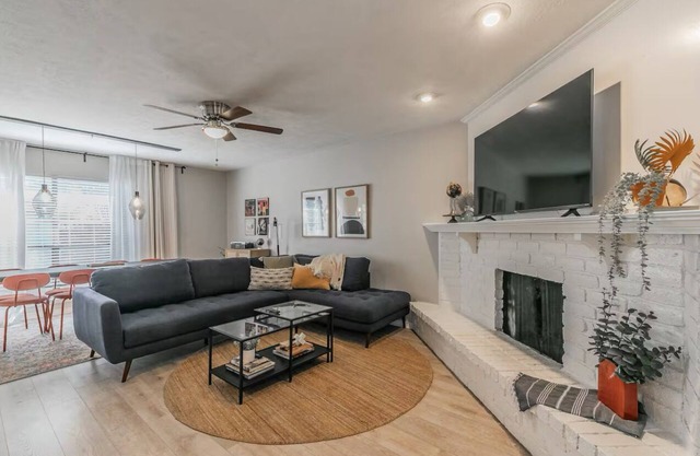 PRIME LOCATION ALERT! 3 Bed 2Ba Luxury Home 2 King Beds!