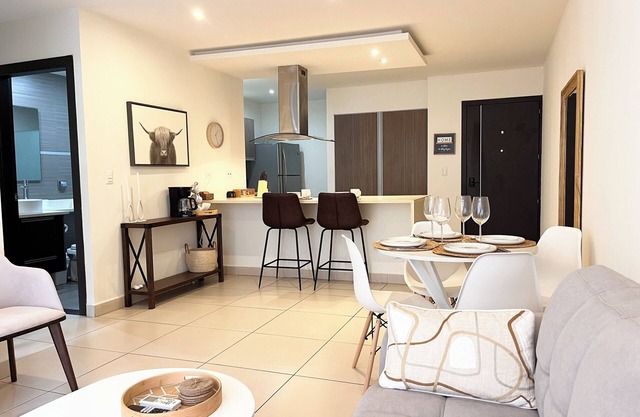 Prime Location 2 BDR Apt, Pool, GYM, ground floor, Walkable to Everything